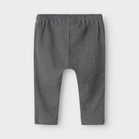 De rajo man broek poppy seed van Lil' Atelier Baby is een stijlvolle en comfortabele babybroek in grijs, verkrijgbaar in maat 56-86. Shop nu bij VanZus.