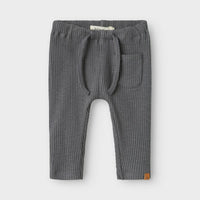 De rajo man broek poppy seed van Lil' Atelier Baby is een stijlvolle en comfortabele babybroek in grijs, verkrijgbaar in maat 56-86. Shop nu bij VanZus.