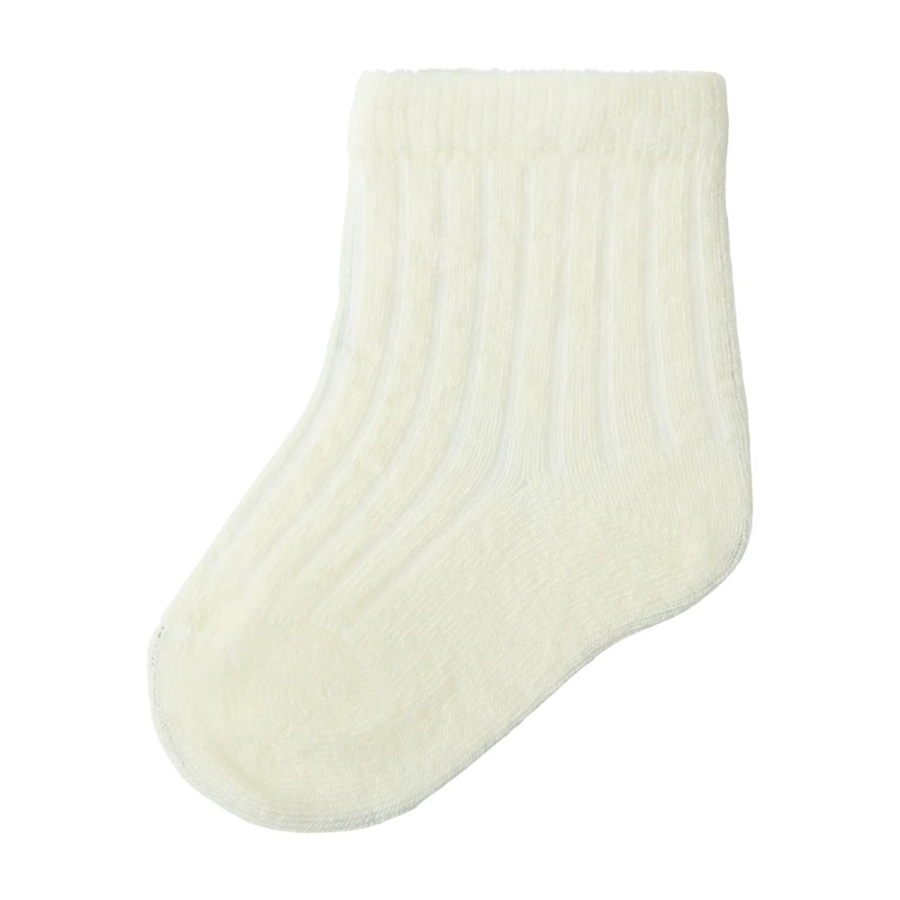 De baby rakel sokken turtledove melange van Lil' Atelier  zijn gemaakt van zachte wolmix met  thermoregulerende eigenschappen voor comfort, ongeacht het seizoen. Perfect voor pasgeborenen. VanZus