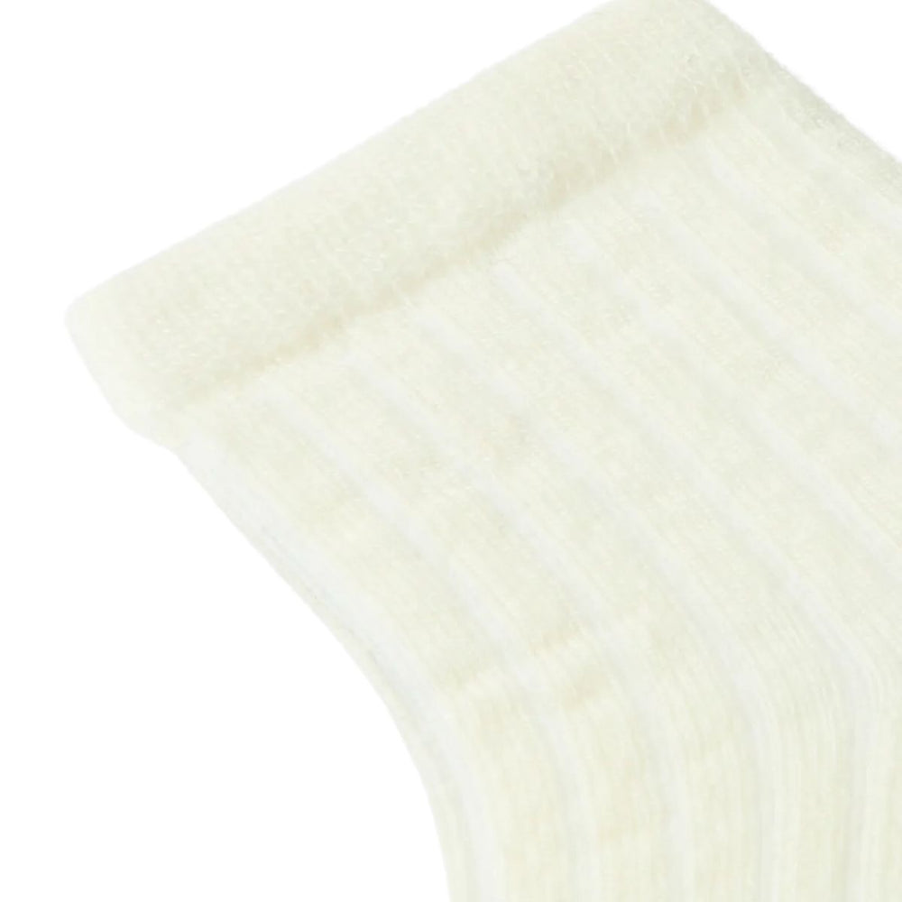 De baby rakel sokken turtledove melange van Lil' Atelier  zijn gemaakt van zachte wolmix met  thermoregulerende eigenschappen voor comfort, ongeacht het seizoen. Perfect voor pasgeborenen. VanZus
