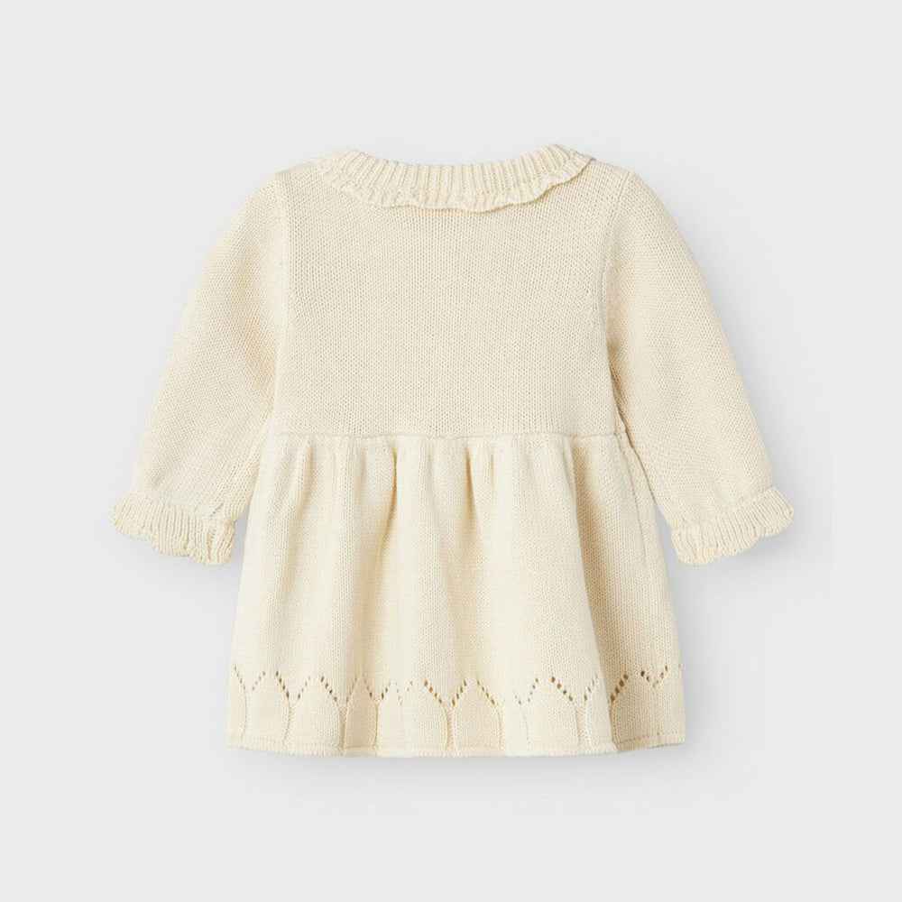 Hoe schattig is deze baby ramla knit jurk turtledove van het merk Lil' Atelier?! Dit schattige jurkje is perfect voor de koudere dagen en zal je kleintje enorm schattig staan! VanZus