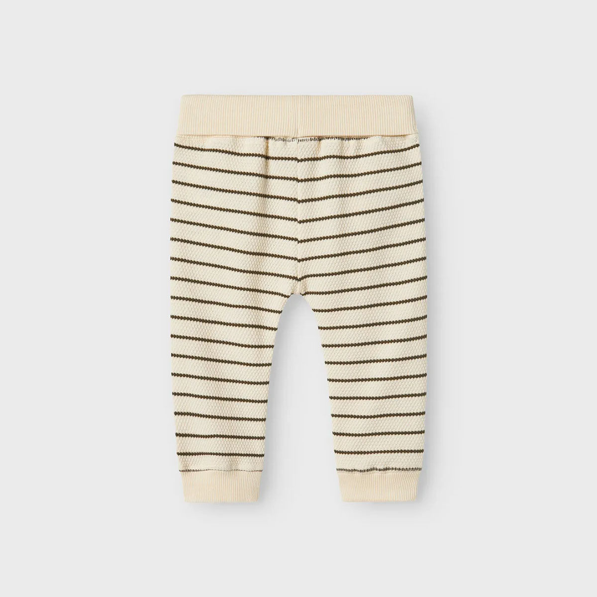 Dit schattige baby ramus broekje in de kleur kalamata van het merk Lil' Atelier is een enorm veelzijdige broek waarmee je alle kanten op kunt. VanZus