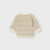 Hoe cute is deze lieve baby ramus trui in de variant kalamata van het hippe merk Lil' Atelier?! Je kindje zal er super trendy uitzien in deze lieve trui voorzien van streepjes. VanZus