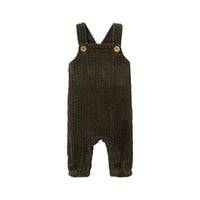 Ga voor een comfortabele en trendy look met deze schattige baby raul cord overall in de kleur kalamata van het hippe merk Lil' Atelier. Deze schattige overall biedt je kindje extra bewegingsvrijheid en is een echte must have voor comfortabele en trendy looks! VanZus