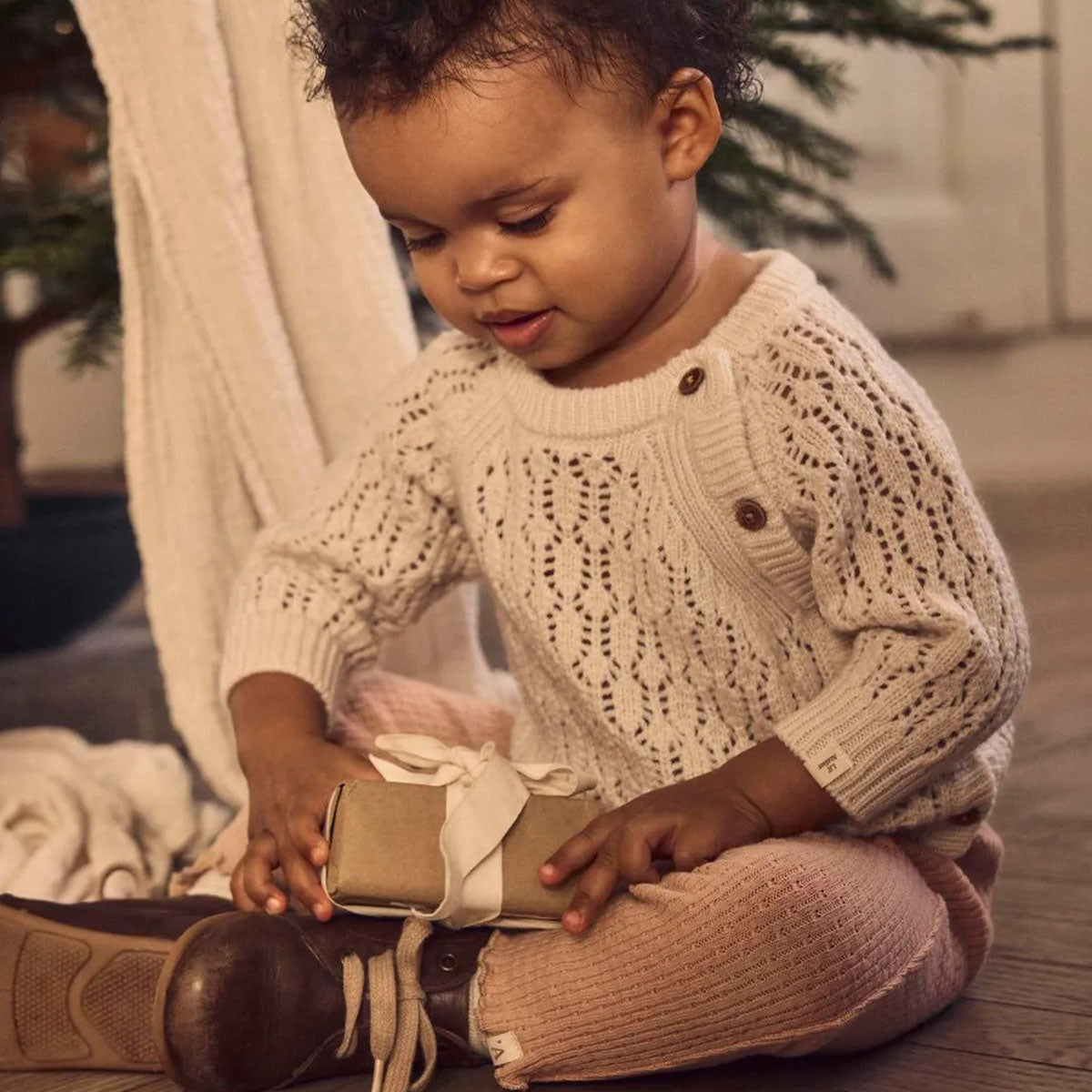 Jouw kleintje ziet er superhip uit in deze schattige baby rea slim legging in de kleur rugby tan van het merk Lil' Atelier. Deze comfortabele legging heeft zakjes aan de voorkant met een contrasterende print, wat de legging een echte eyecatcher maakt! VanZus