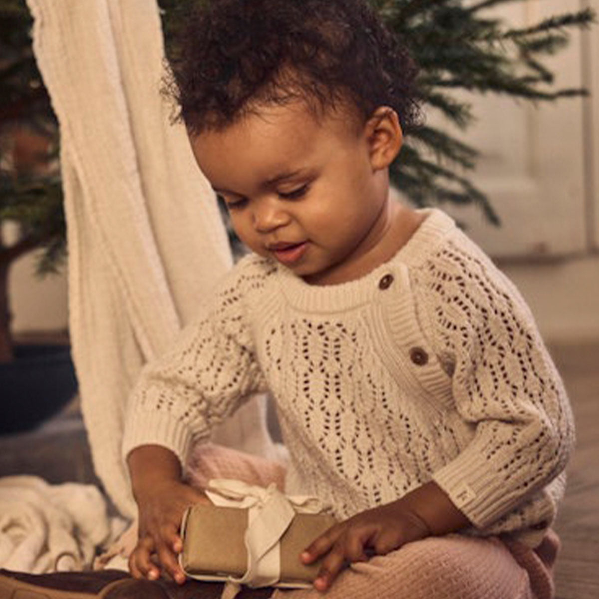 Is het toch wat kouder dan gedacht? Dan komt het baby renessa wrap knit truitje in de kleur turtledove van Lil' Atelier zeker van pas! Het is een heerlijk warm truitje dat je makkelijk met allerlei items kunt combineren! VanZus