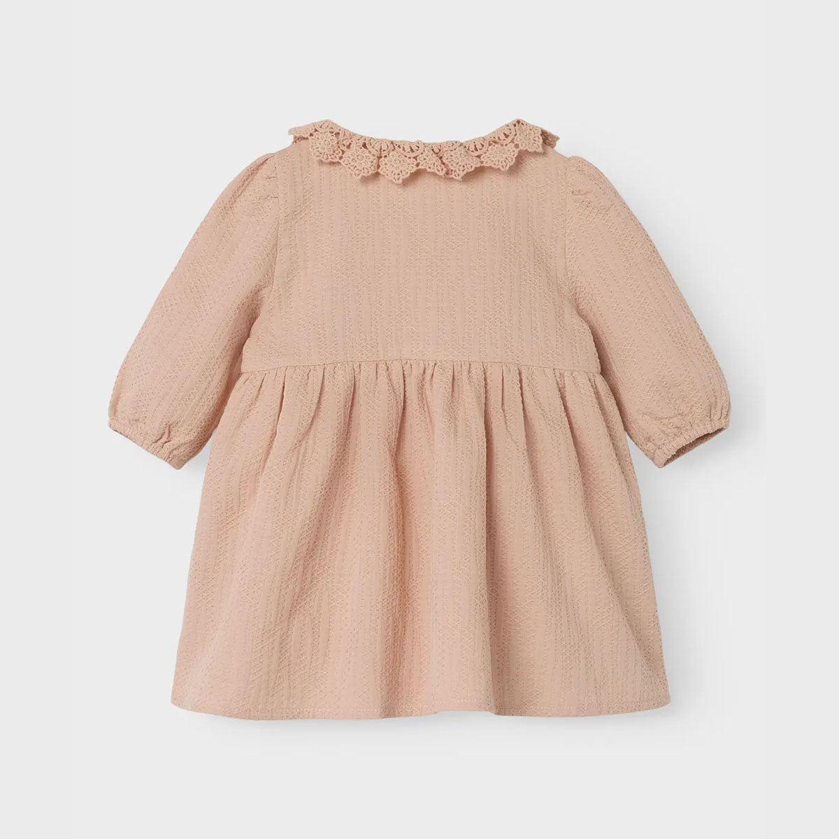 Hoe lief is dit baby rosita romperjurkje in de kleur rugby tan van het merk Lil' Atelier?! Het perfecte jurkje voor zowel feestelijke gelegenheden als hippe alledaagse outfit. VanZus