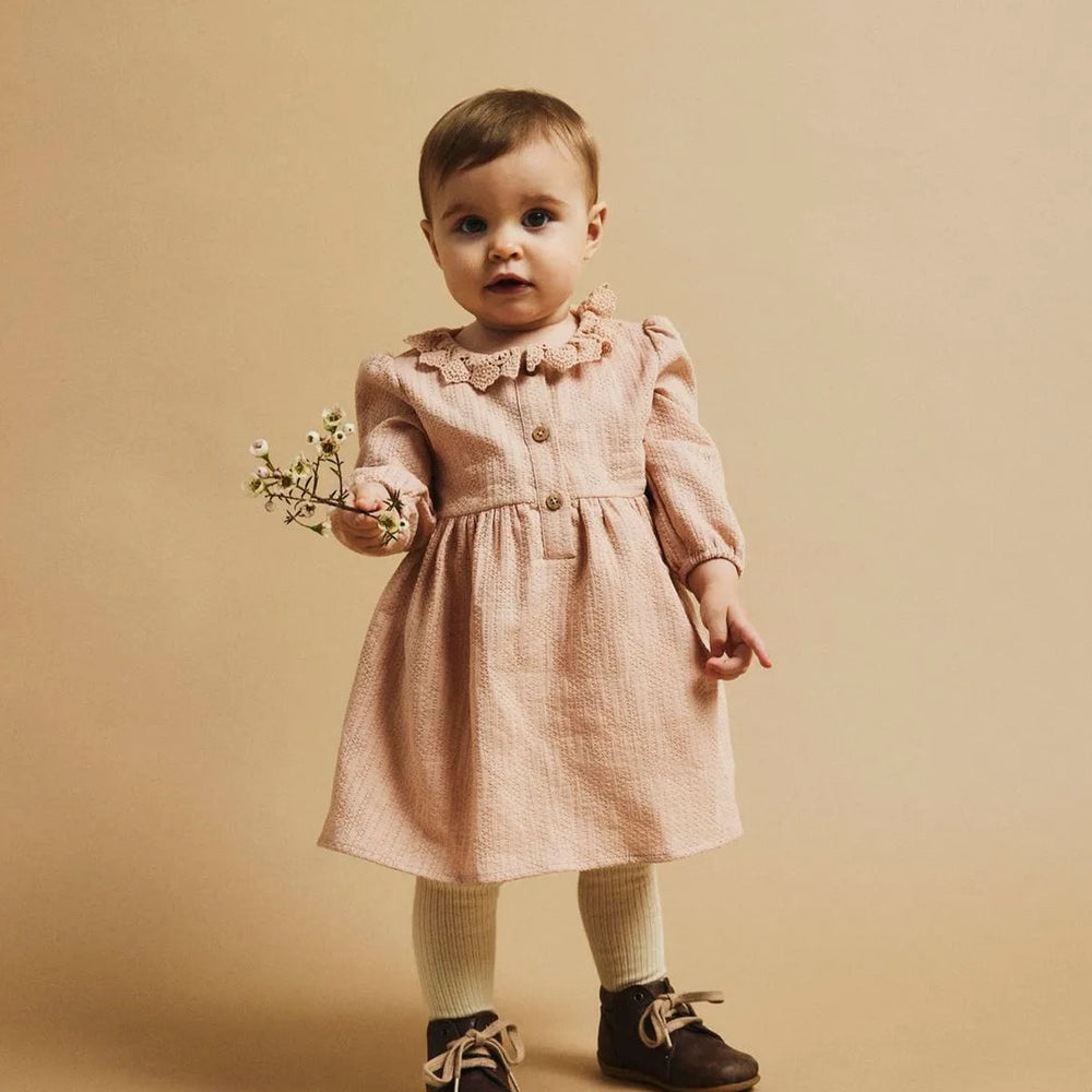 Hoe lief is dit baby rosita romperjurkje in de kleur rugby tan van het merk Lil' Atelier?! Het perfecte jurkje voor zowel feestelijke gelegenheden als hippe alledaagse outfit. VanZus