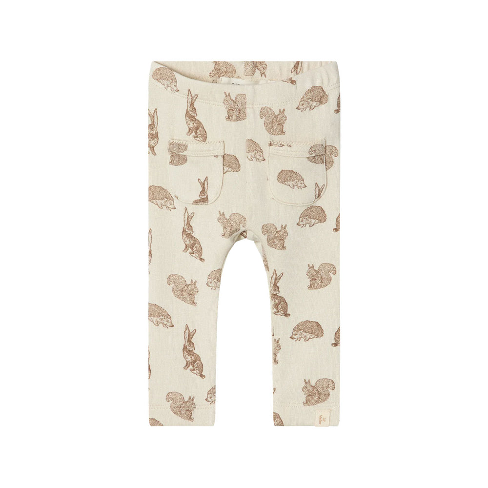 Hoe schattig is deze baby saba slim legging in de kleur turtledove van het lieve merk Lil' Atlier?! Deze schattige legging is perfect voor je kleine spruit en wil je het liefst elke dag aandoen bij je kleintje, zo leuk is hij! VanZus