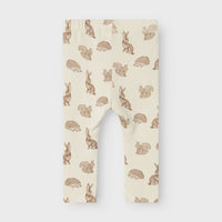 Hoe schattig is deze baby saba slim legging in de kleur turtledove van het lieve merk Lil' Atlier?! Deze schattige legging is perfect voor je kleine spruit en wil je het liefst elke dag aandoen bij je kleintje, zo leuk is hij! VanZus