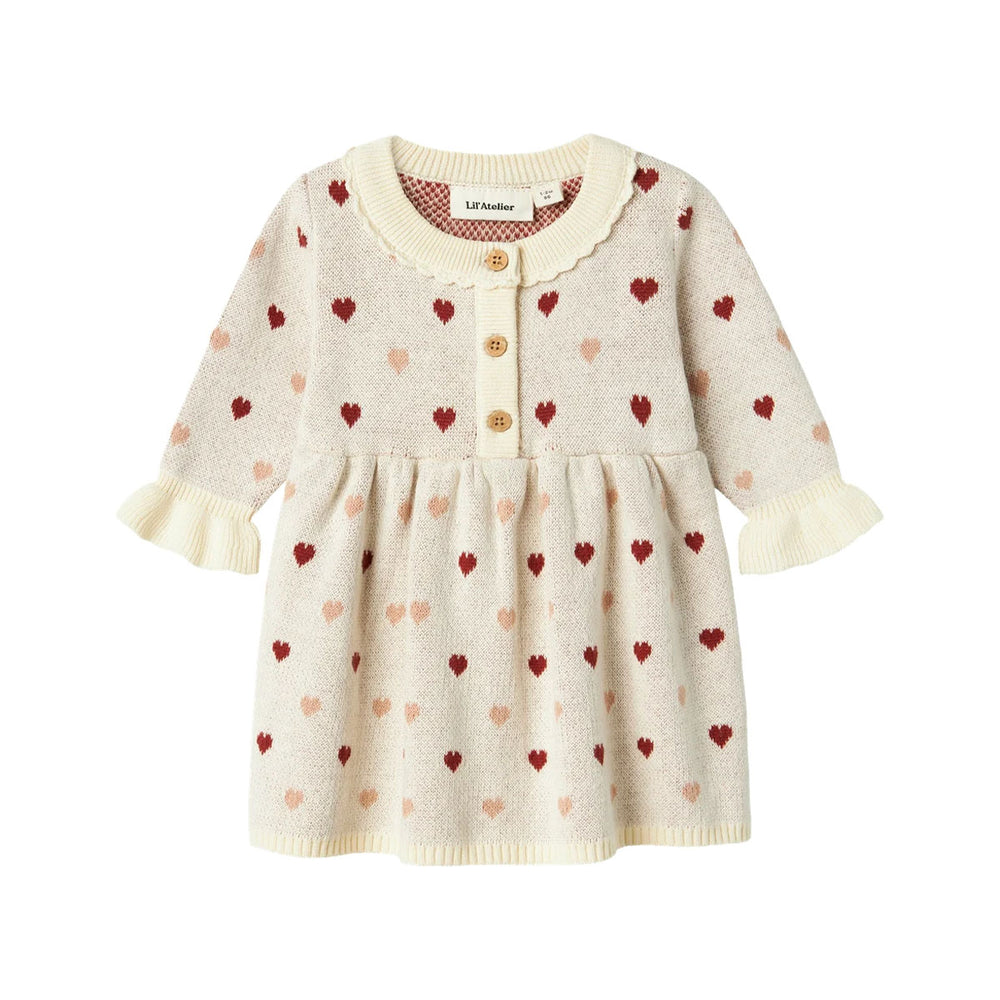 Je kindje is lekker warm én super stylish met deze te lieve baby saran jurk in de variant heart turtledove van het merk Lil' Atelier. Dit schattige jurkje is gemaakt van 100% organisch katoen, dus is lekker warm, zacht en zit comfortabel voor jouw kleintje. VanZus