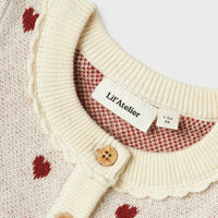 Je kindje is lekker warm én super stylish met deze te lieve baby saran jurk in de variant heart turtledove van het merk Lil' Atelier. Dit schattige jurkje is gemaakt van 100% organisch katoen, dus is lekker warm, zacht en zit comfortabel voor jouw kleintje. VanZus