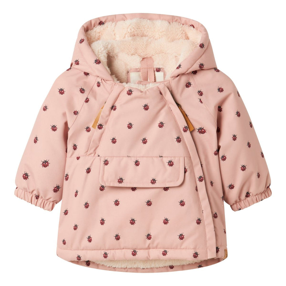 Houdt je kleintje lekker warm in de winter of op skivakantie met deze leuke baby snow05 jas in de kleur misty rose van het merk Lil' Atelier. Deze jas is lekker warm, is voorzien van een waterdichte coating en ziet er ook nog eens heel stijlvol uit. VanZus