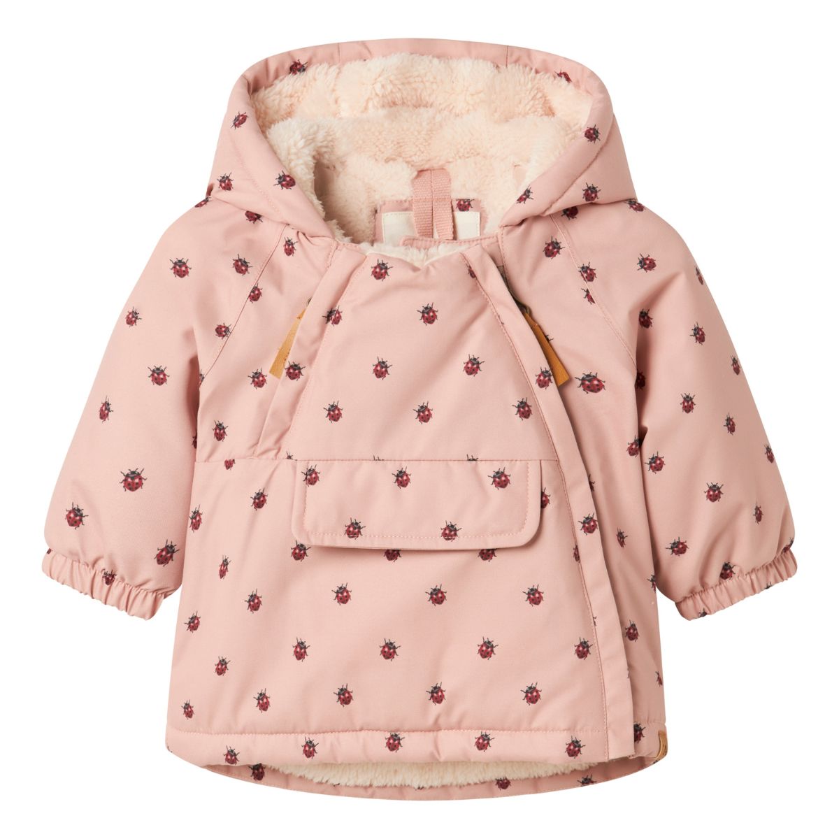 Houdt je kleintje lekker warm in de winter of op skivakantie met deze leuke baby snow05 jas in de kleur misty rose van het merk Lil' Atelier. Deze jas is lekker warm, is voorzien van een waterdichte coating en ziet er ook nog eens heel stijlvol uit. VanZus