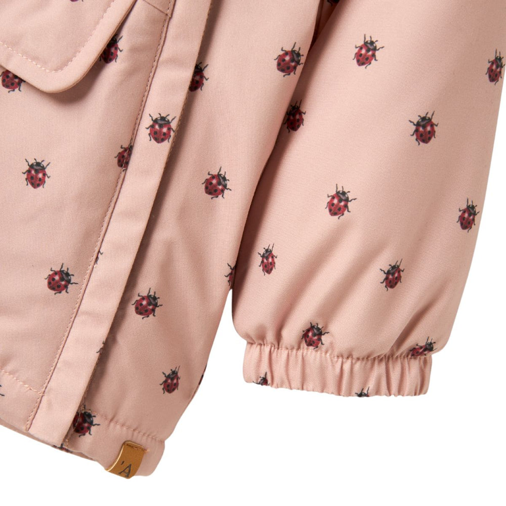 Houdt je kleintje lekker warm in de winter of op skivakantie met deze leuke baby snow05 jas in de kleur misty rose van het merk Lil' Atelier. Deze jas is lekker warm, is voorzien van een waterdichte coating en ziet er ook nog eens heel stijlvol uit. VanZus