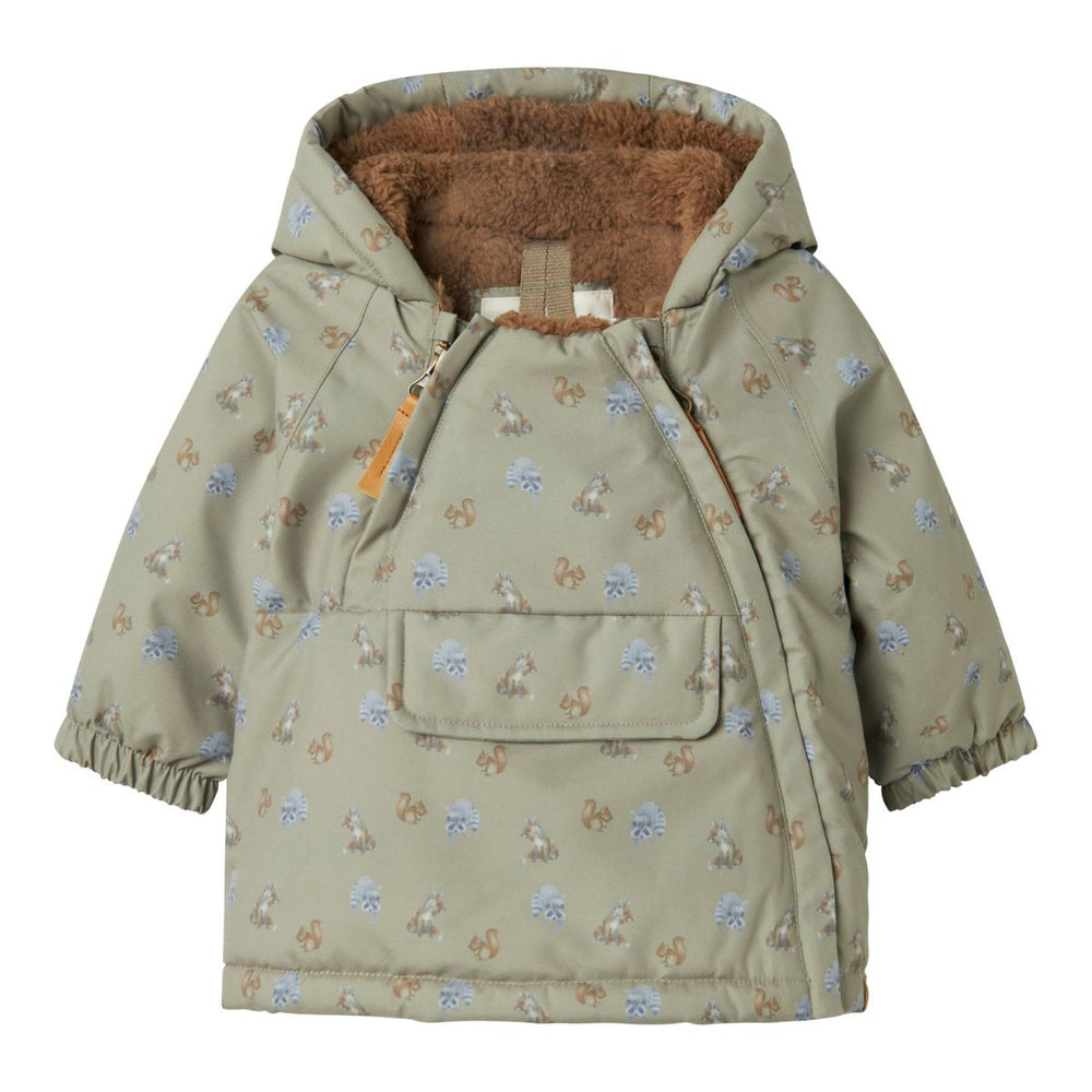 Houdt je kleintje lekker warm in de winter of op skivakantie met deze leuke baby snow05 jas in de kleur overland trek animals van het merk Lil' Atelier. Deze jas is lekker warm, is voorzien van een waterdichte coating en ziet er ook nog eens heel stijlvol uit. VanZus