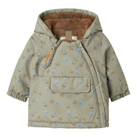 Houdt je kleintje lekker warm in de winter of op skivakantie met deze leuke baby snow05 jas in de kleur overland trek animals van het merk Lil' Atelier. Deze jas is lekker warm, is voorzien van een waterdichte coating en ziet er ook nog eens heel stijlvol uit. VanZus