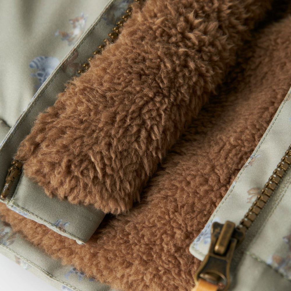 Houdt je kleintje lekker warm in de winter of op skivakantie met deze leuke baby snow05 jas in de kleur overland trek animals van het merk Lil' Atelier. Deze jas is lekker warm, is voorzien van een waterdichte coating en ziet er ook nog eens heel stijlvol uit. VanZus