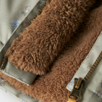 Houdt je kleintje lekker warm in de winter of op skivakantie met deze leuke baby snow05 jas in de kleur overland trek animals van het merk Lil' Atelier. Deze jas is lekker warm, is voorzien van een waterdichte coating en ziet er ook nog eens heel stijlvol uit. VanZus