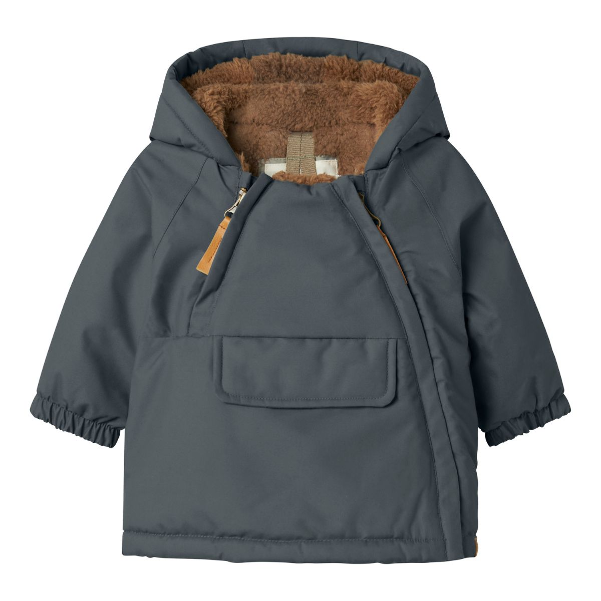 Houdt je kleintje lekker warm in de winter of op skivakantie met deze leuke baby snow05 jas in de kleur solid poppy seed van het merk Lil' Atelier. Deze jas is lekker warm, is voorzien van een waterdichte coating en ziet er ook nog eens heel stijlvol uit. VanZus