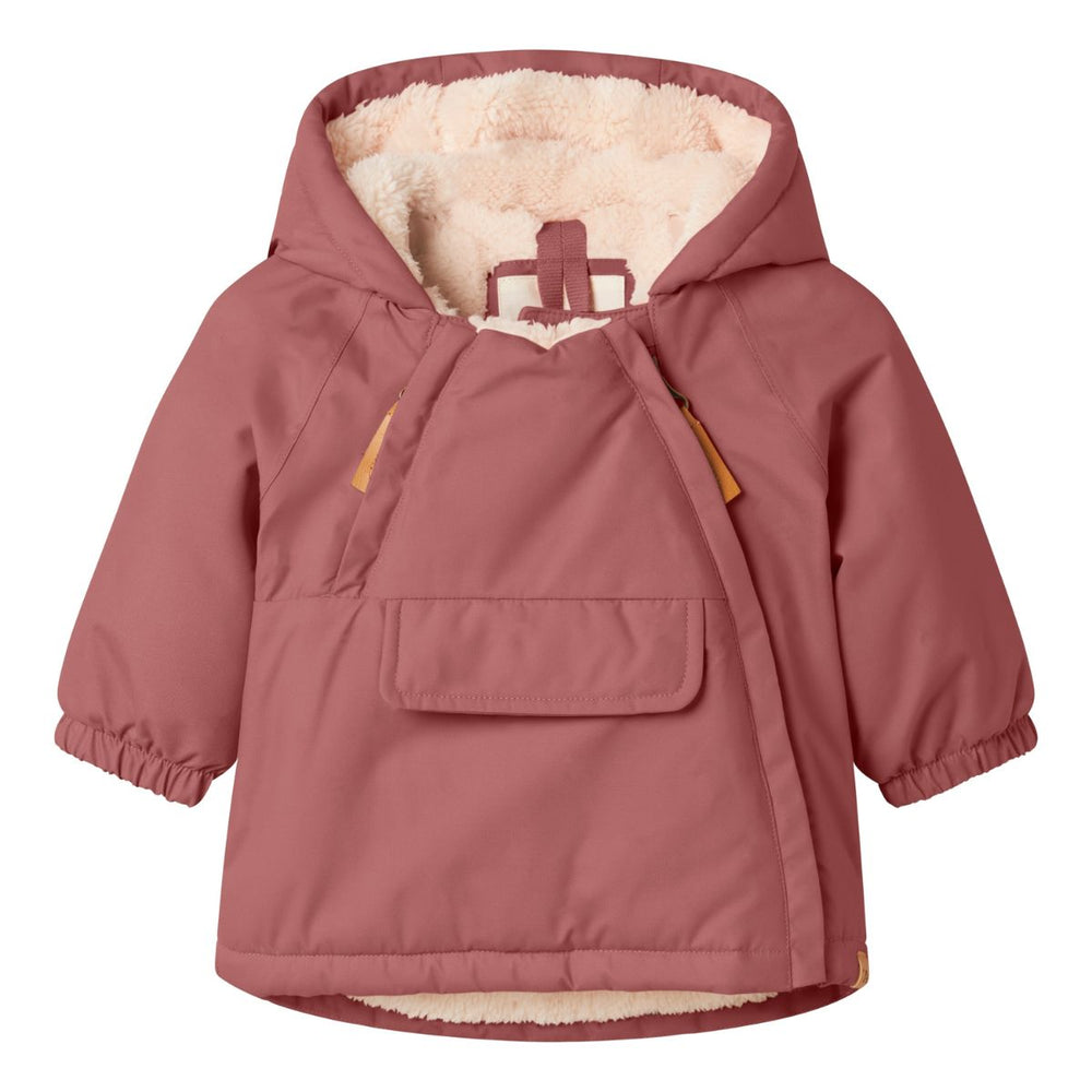Houdt je kleintje lekker warm in de winter of op skivakantie met deze leuke baby snow05 jas in de kleur solid withered rose van het merk Lil' Atelier. Deze jas is lekker warm, is voorzien van een waterdichte coating en ziet er ook nog eens heel stijlvol uit. VanZus