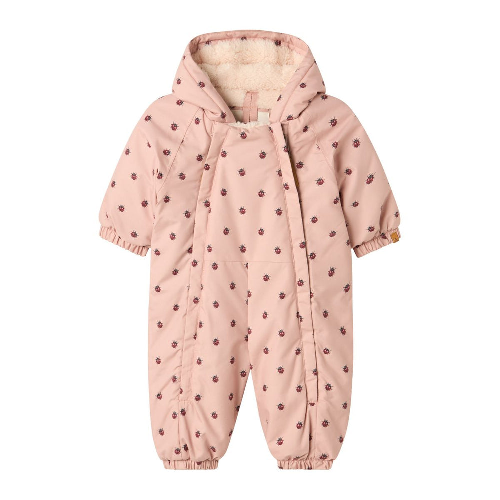 Houdt je kleintje lekker warm in de winter of op skivakantie met dit leuke baby snow05 skipak in de kleur misty rose van het merk Lil' Atelier. Deze jas is lekker warm, is voorzien van een waterdichte coating en ziet er ook nog eens heel stijlvol uit. VanZus