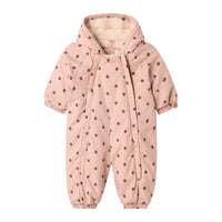 Houdt je kleintje lekker warm in de winter of op skivakantie met dit leuke baby snow05 skipak in de kleur misty rose van het merk Lil' Atelier. Deze jas is lekker warm, is voorzien van een waterdichte coating en ziet er ook nog eens heel stijlvol uit. VanZus
