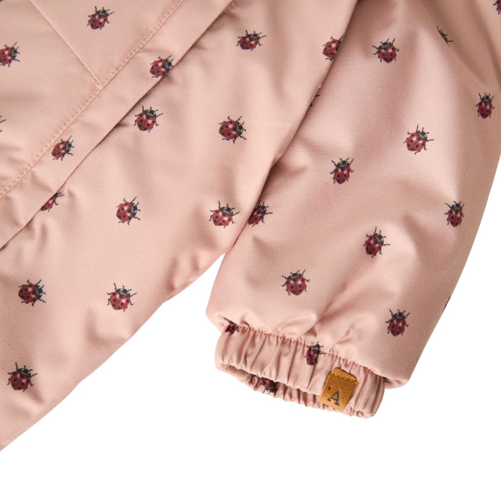 Houdt je kleintje lekker warm in de winter of op skivakantie met dit leuke baby snow05 skipak in de kleur misty rose van het merk Lil' Atelier. Deze jas is lekker warm, is voorzien van een waterdichte coating en ziet er ook nog eens heel stijlvol uit. VanZus