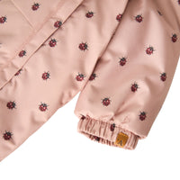 Houdt je kleintje lekker warm in de winter of op skivakantie met dit leuke baby snow05 skipak in de kleur misty rose van het merk Lil' Atelier. Deze jas is lekker warm, is voorzien van een waterdichte coating en ziet er ook nog eens heel stijlvol uit. VanZus