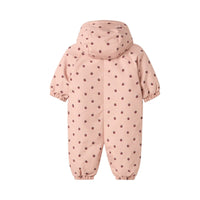 Houdt je kleintje lekker warm in de winter of op skivakantie met dit leuke baby snow05 skipak in de kleur misty rose van het merk Lil' Atelier. Deze jas is lekker warm, is voorzien van een waterdichte coating en ziet er ook nog eens heel stijlvol uit. VanZus