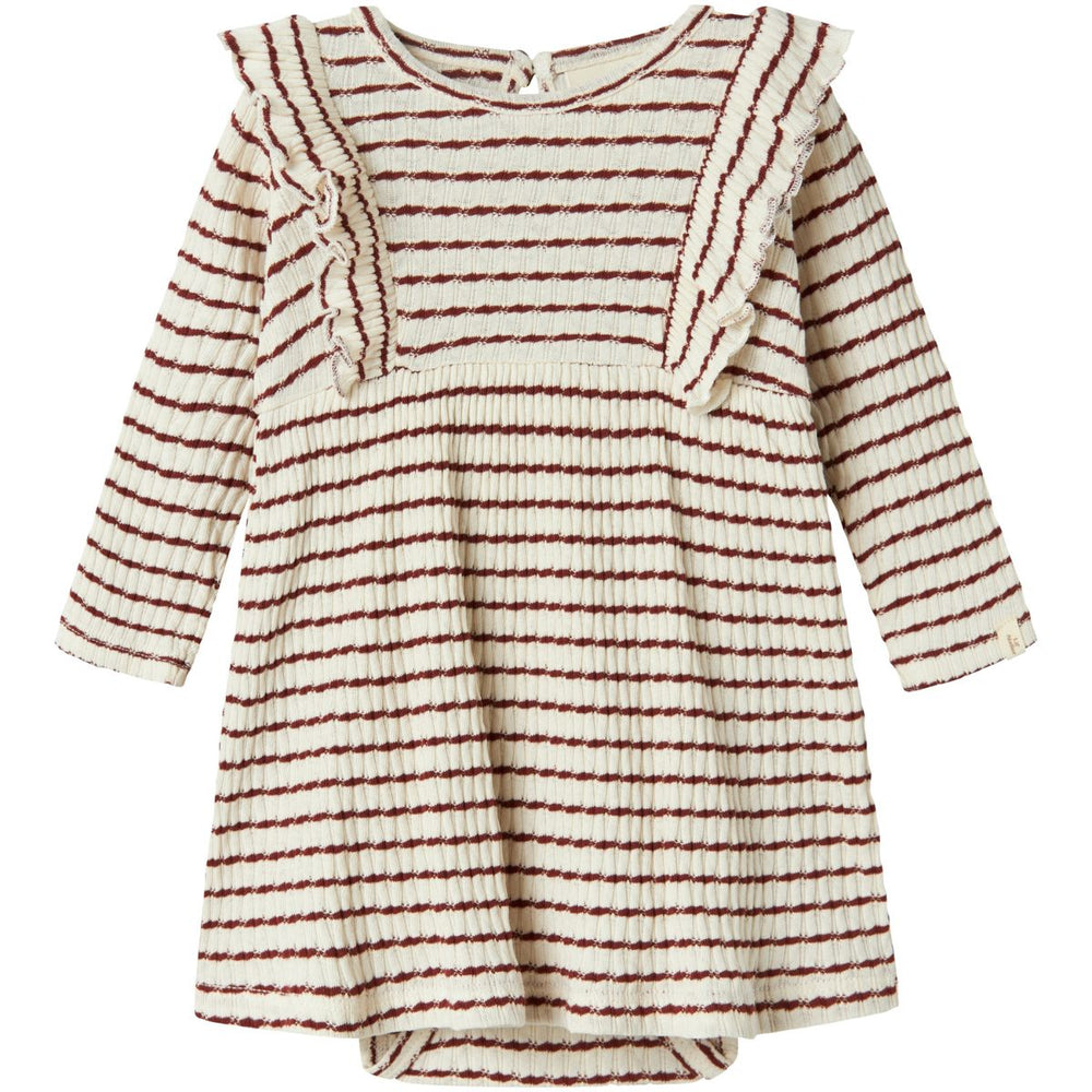 De Lil' Atelier baby sophia romperjurk in de mooie kleur hot chocolate is een stijlvolle en praktische keuze voor elke dag. VanZus