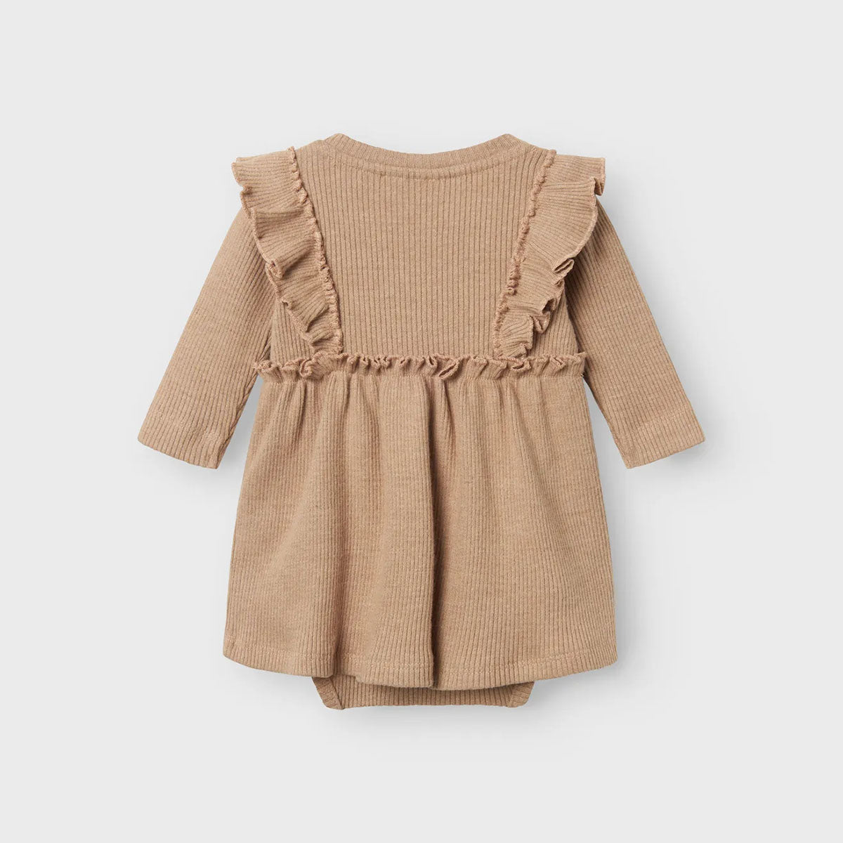 Hoe lief is dit baby sophia romperjurkje in de kleur shitake van het merk Lil' Atelier?! Het perfecte jurkje voor zowel feestelijke gelegenheden als hippe alledaagse outfit. Het romperdesign maakt het jurkje ook nog eens heel praktisch. VanZus