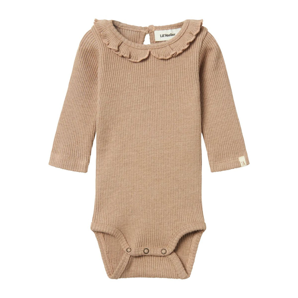 Lil' Atelier baby sophia sak slim romper rugby tan. Stijlvol rompertje met ruches, lange mouwen en O-hals. Gemaakt van duurzame stoffen voor comfort en een hippe look. Ideaal voor mini's. VanZus