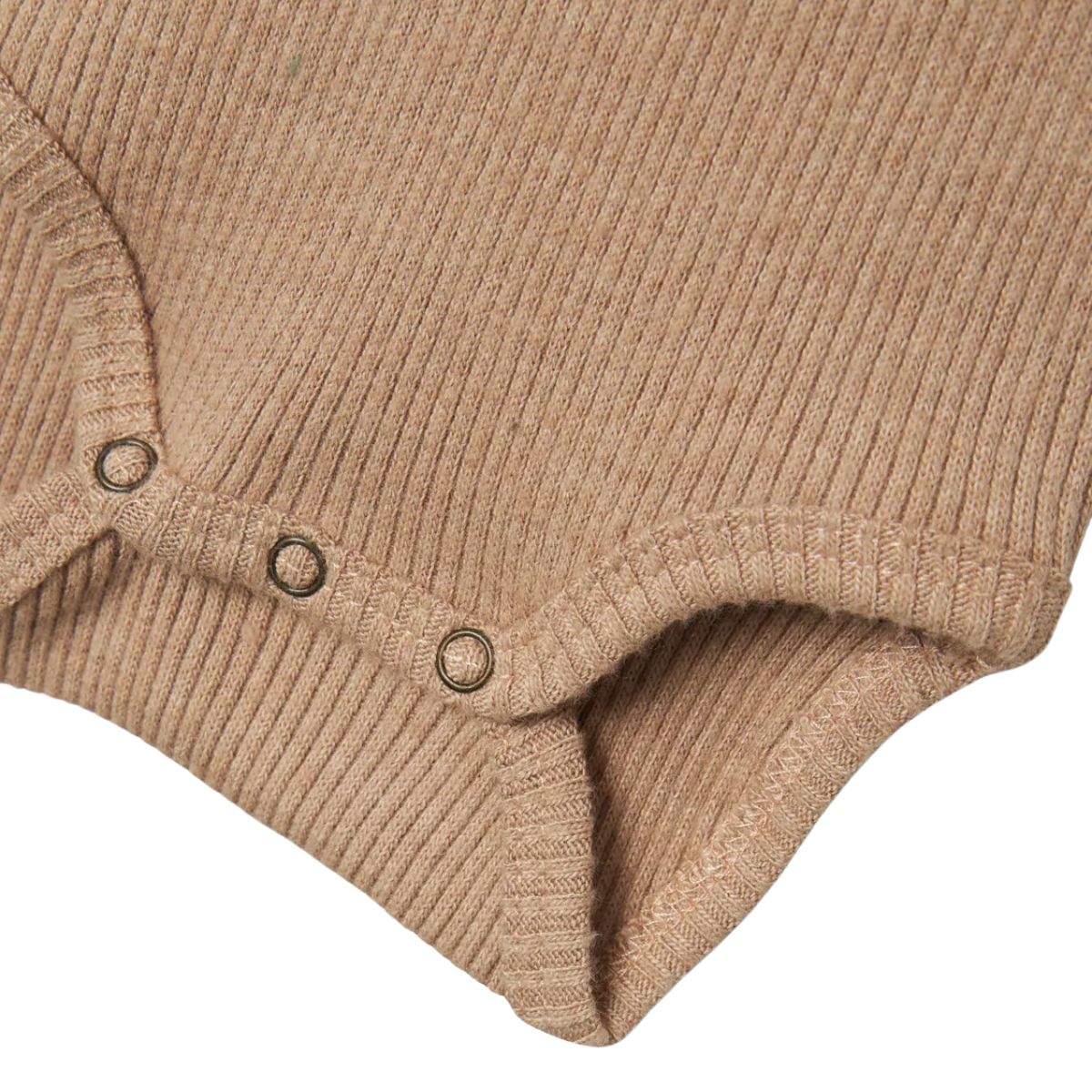 Lil' Atelier baby sophia sak slim romper rugby tan. Stijlvol rompertje met ruches, lange mouwen en O-hals. Gemaakt van duurzame stoffen voor comfort en een hippe look. Ideaal voor mini's. VanZus