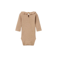 Lil' Atelier baby sophia sak slim romper rugby tan. Stijlvol rompertje met ruches, lange mouwen en O-hals. Gemaakt van duurzame stoffen voor comfort en een hippe look. Ideaal voor mini's. VanZus