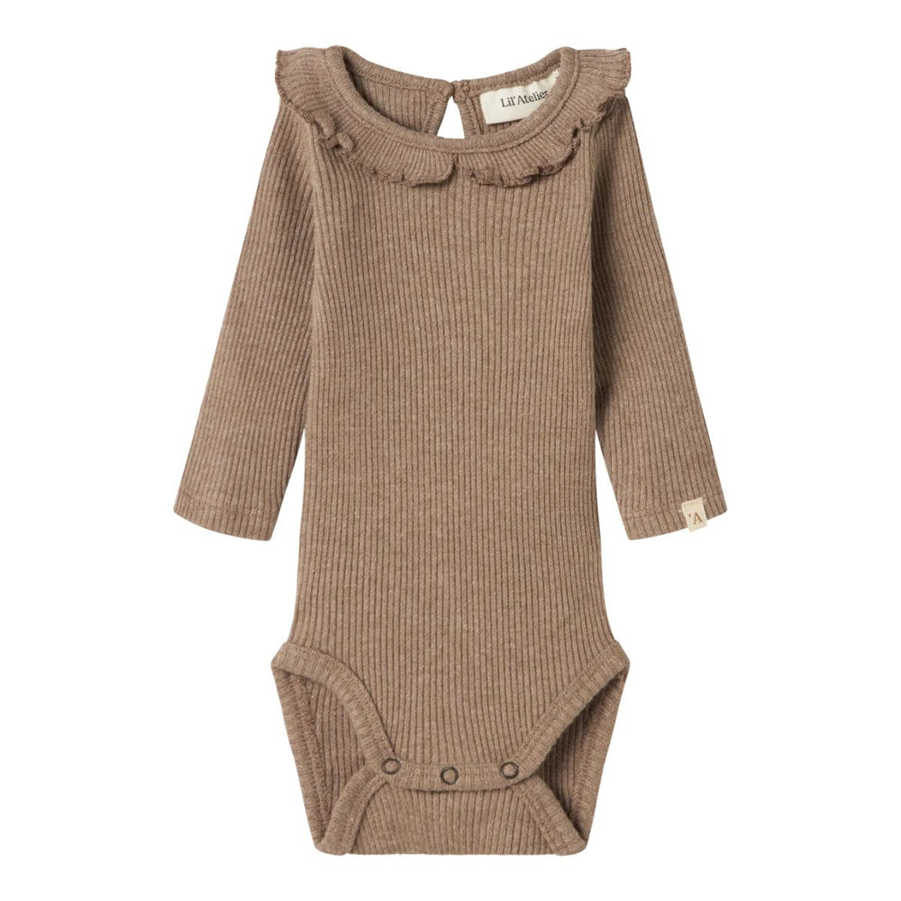 Lil' Atelier baby sophia sak slim romper shitake. Stijlvol rompertje met ruches, lange mouwen en O-hals. Gemaakt van duurzame stoffen voor comfort en een hippe look. Ideaal voor mini's. VanZus