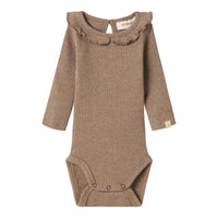 Lil' Atelier baby sophia sak slim romper shitake. Stijlvol rompertje met ruches, lange mouwen en O-hals. Gemaakt van duurzame stoffen voor comfort en een hippe look. Ideaal voor mini's. VanZus