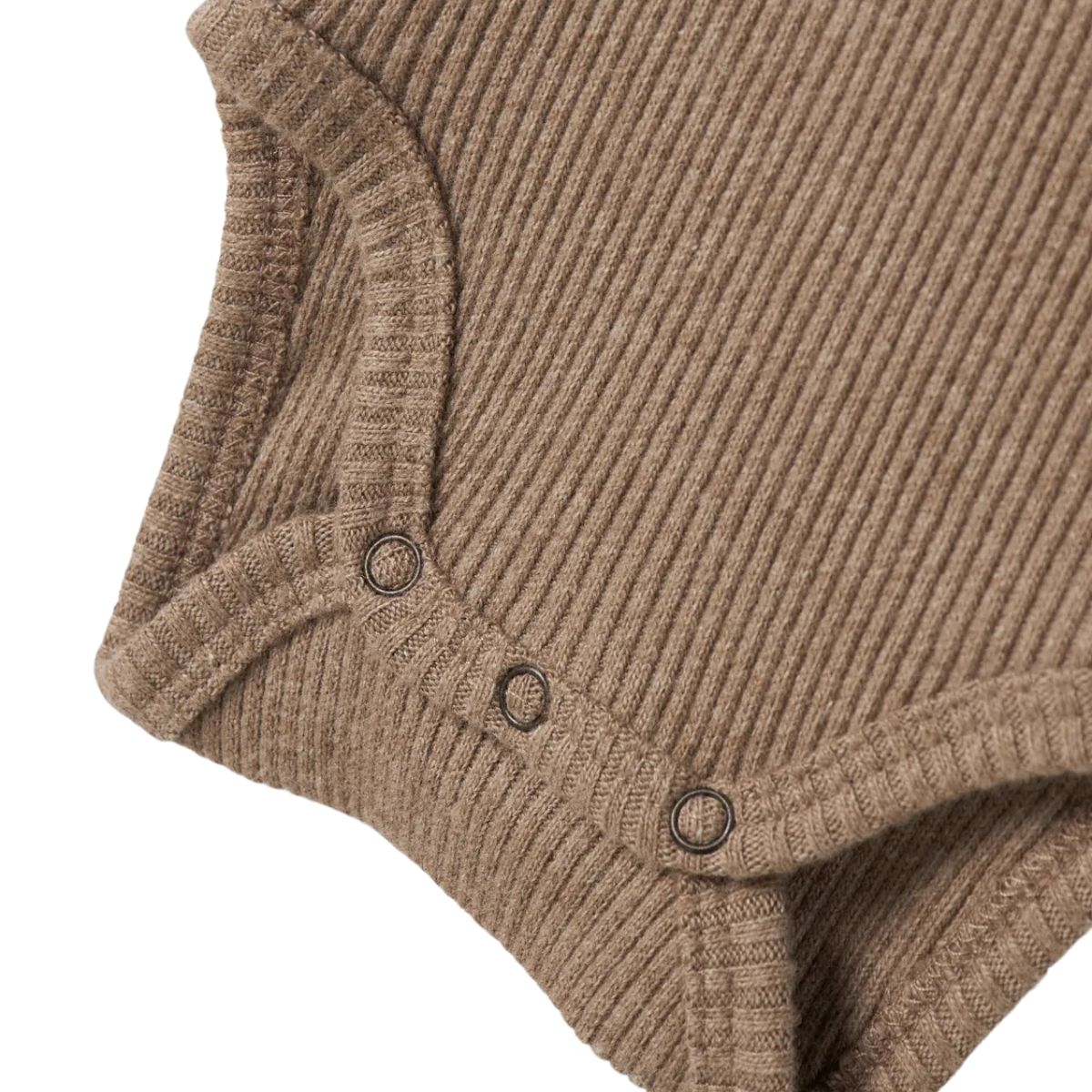 Lil' Atelier baby sophia sak slim romper shitake. Stijlvol rompertje met ruches, lange mouwen en O-hals. Gemaakt van duurzame stoffen voor comfort en een hippe look. Ideaal voor mini's. VanZus