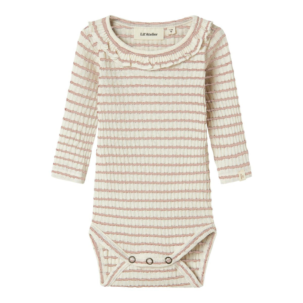 Voor jouw kleintje kun je nooit genoeg rompertjes in huis hebben. Dit leuke baby sophia slim rompertje in de kleur cameo rose van het merk Lil' Atelier is dan ook een echte must have! VanZus