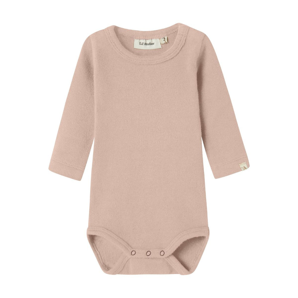 Voor jouw kleintje kun je nooit genoeg rompertjes in huis hebben. Dit leuke baby thora slim rompertje in de kleur cameo rose van het merk Lil' Atelier is dan ook een echte must have! VanZus