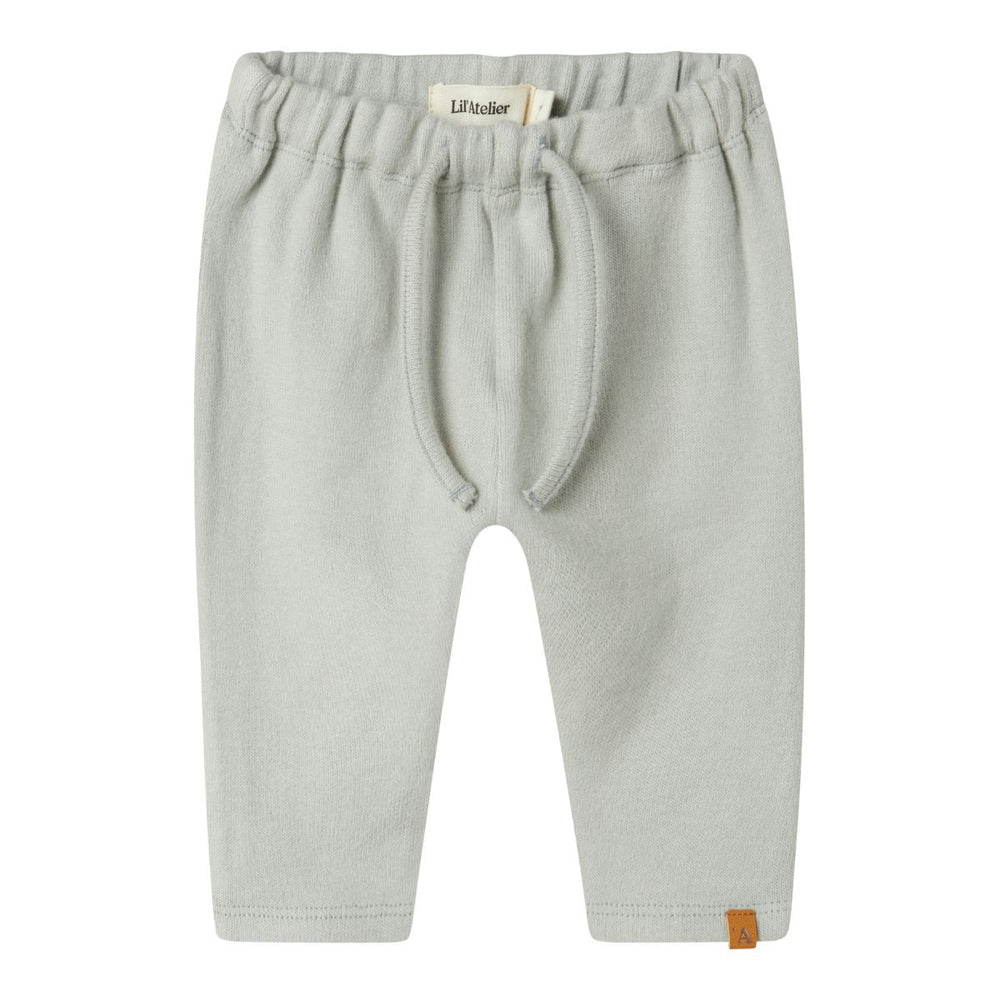 Laat je kleintje comfortabel en stijlvol de dag doorkomen met deze schattige baby thoro leo broek van Lil' Atelier in de kleur pigeon. VanZus