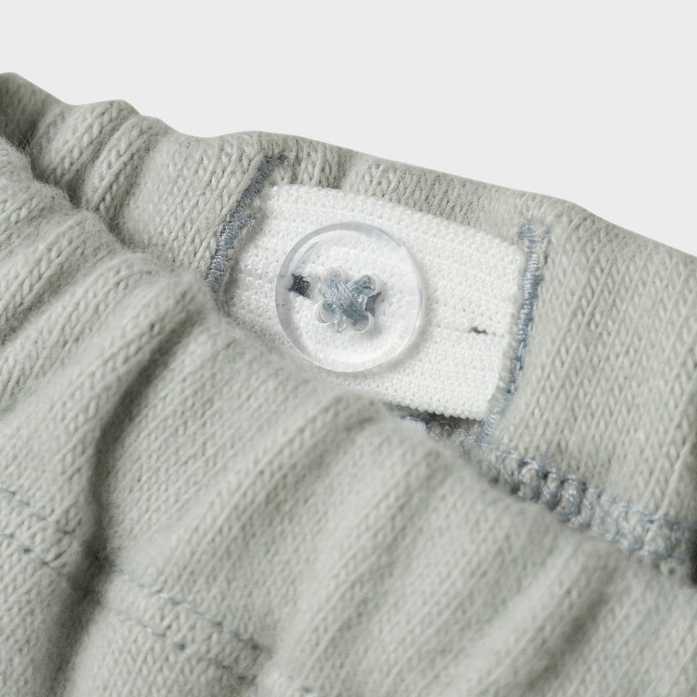 Laat je kleintje comfortabel en stijlvol de dag doorkomen met deze schattige baby thoro leo broek van Lil' Atelier in de kleur pigeon. VanZus