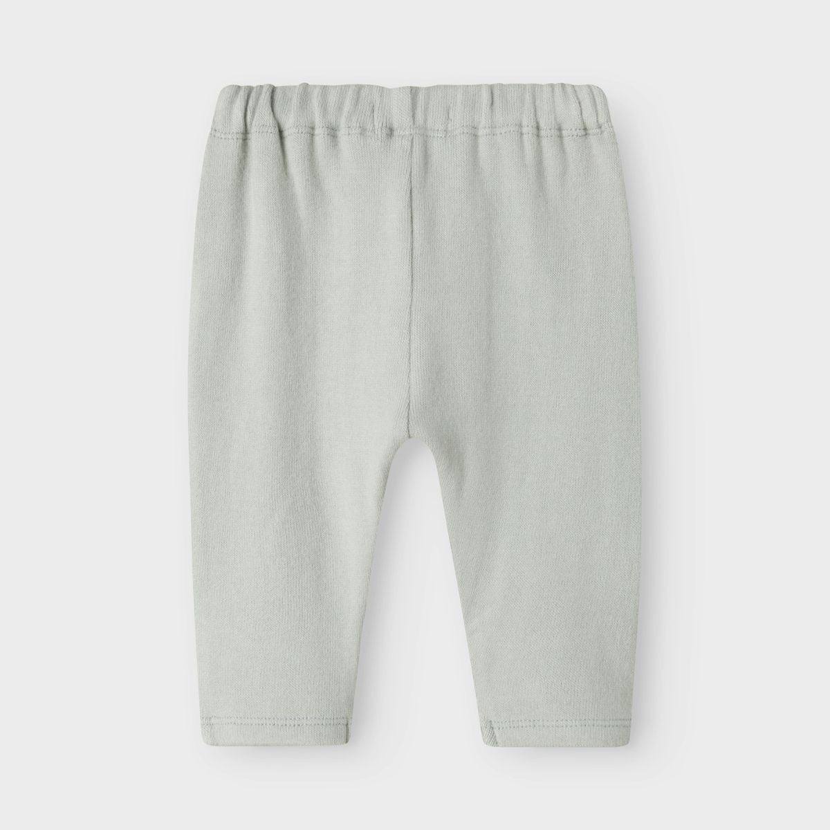 Laat je kleintje comfortabel en stijlvol de dag doorkomen met deze schattige baby thoro leo broek van Lil' Atelier in de kleur pigeon. VanZus