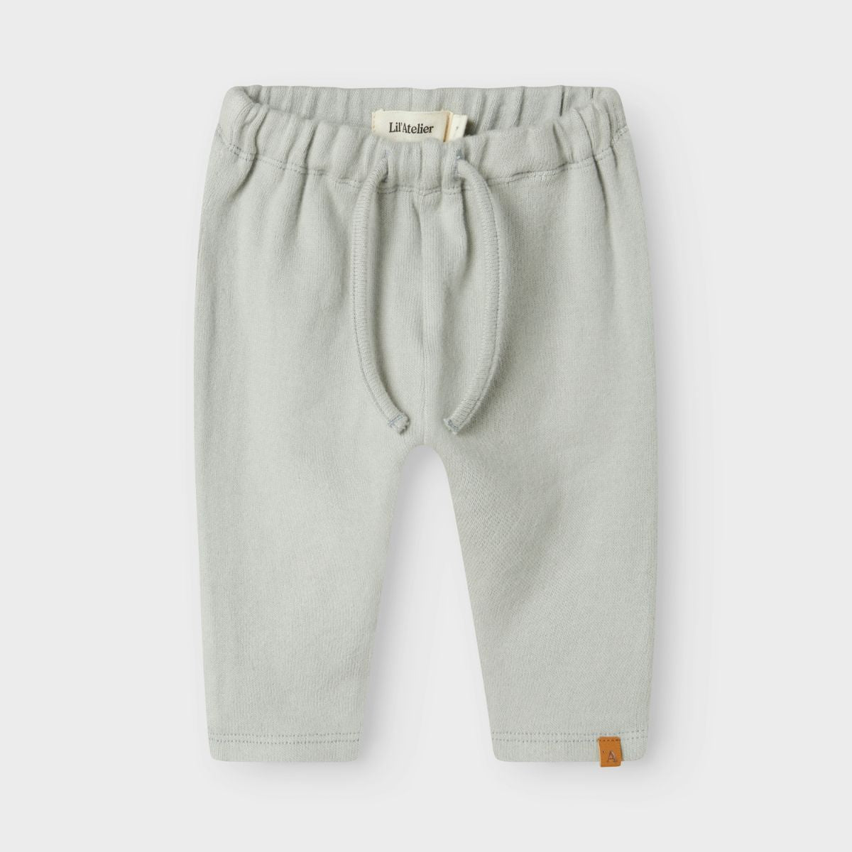 Laat je kleintje comfortabel en stijlvol de dag doorkomen met deze schattige baby thoro leo broek van Lil' Atelier in de kleur pigeon. VanZus