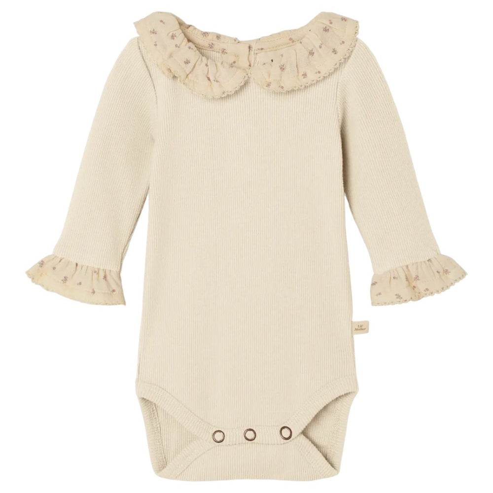 Lil' Atelier baby trine romper in turtledove. Comfortabel en duurzaam, met LENZING™ ECOVERO™ viscose en een charmant ruche-detail. Een zachte en verantwoorde keuze voor elke outfit. VanZus