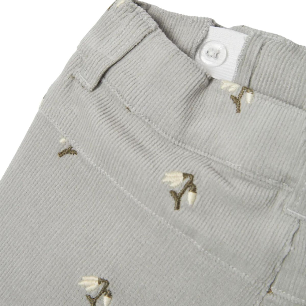 Lil' Atelier bella baggy corduroy broek in mirage gray. Comfortabele en trendy baggy fit met verstelbare taille. Gemaakt van biologisch katoen voor een zachte en luxe uitstraling. Perfect voor elke gelegenheid. VanZus