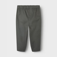 Stijl de leukste, meest fashionable outfits samen met deze hippe ben broek in de kleur pewter van het merk Lil' Atelier. Deze leuke broek ziet er heel netjes uit, maar zit ook heel comfortabel voor je kleine spruit. VanZus