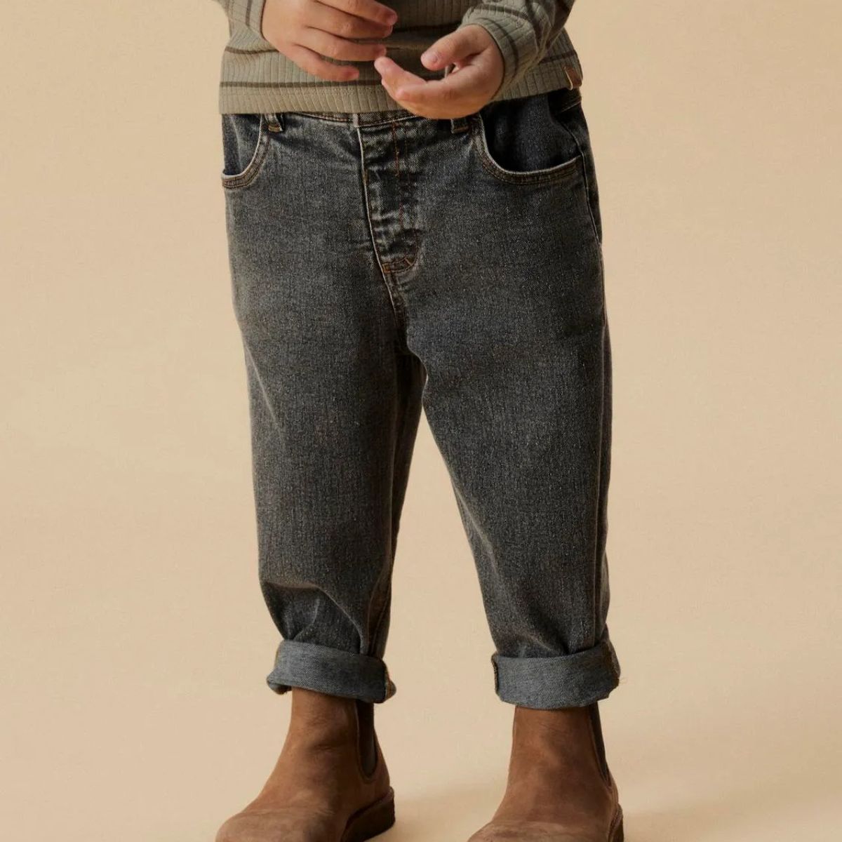 Comfortabel en hip: Lil' Atelier berlin baggy jeans in light grey denim, baggy fit met verstelbare taille. Gemaakt van biologisch katoen en gerecycled polyester voor een duurzame keuze. Perfect voor elke dag. VanZus