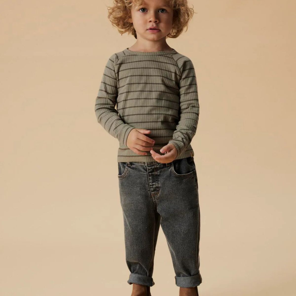 Comfortabel en hip: Lil' Atelier berlin baggy jeans in light grey denim, baggy fit met verstelbare taille. Gemaakt van biologisch katoen en gerecycled polyester voor een duurzame keuze. Perfect voor elke dag. VanZus