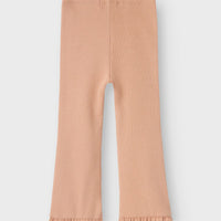 Jouw kleintje ziet er superhip uit in deze coole bootcut legging in mahogany rose van het merk Lil' Atelier. Deze comfortabele legging heeft een bootcut model, waardoor elke outfit met deze legging er nóg leuker uitziet! VanZus